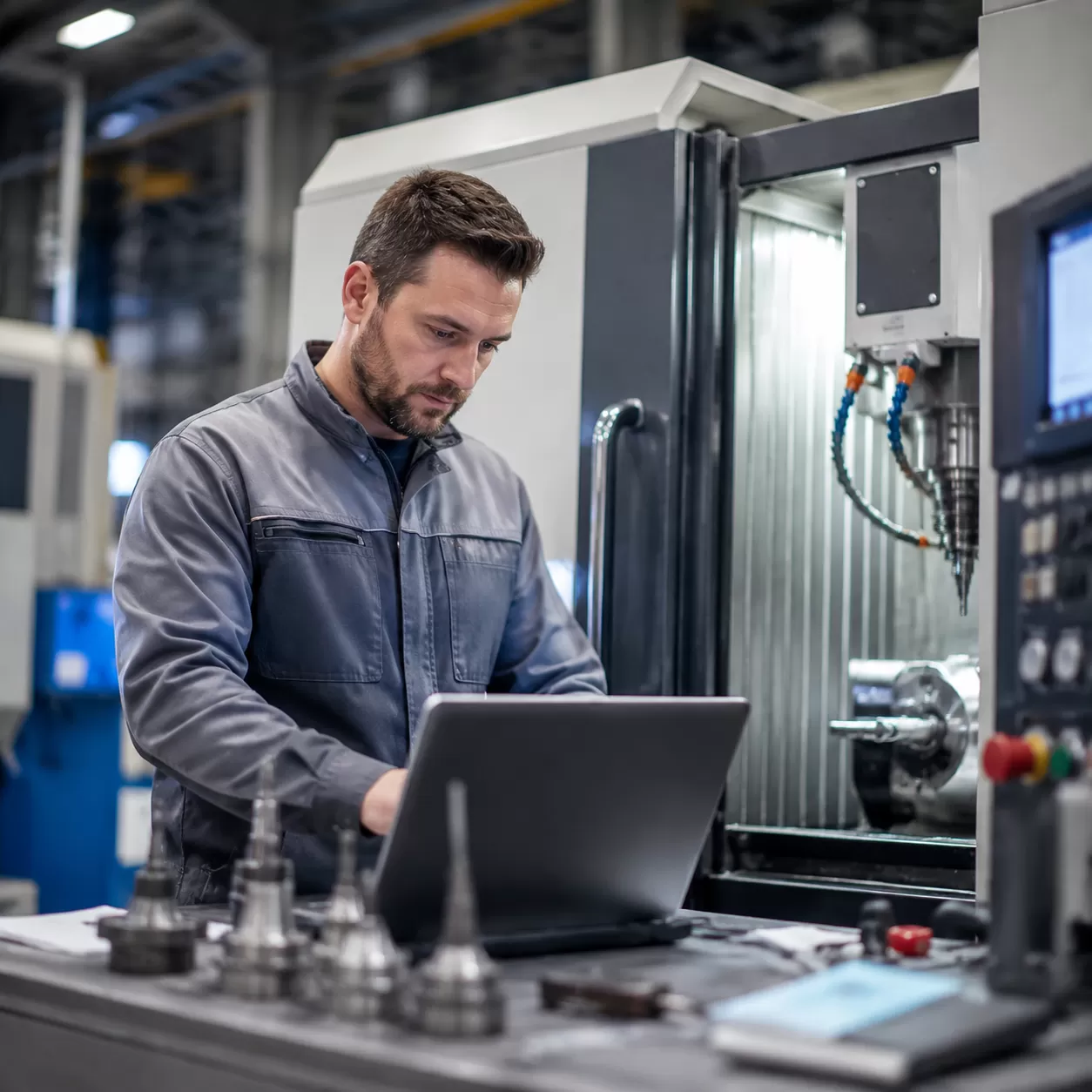 Découvrez comment la maintenance prédictive de l'IA transforme les opérations CNC du battage médiatique en réalité avec des solutions concrètes, avantages, et les conseils d'experts de DUOMI.